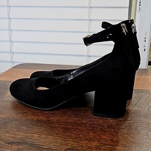 02. Classic Velvety Heeled Shoes